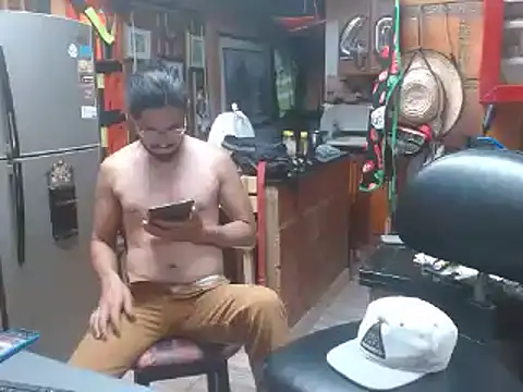 Snapshot of Dr_Pocholate84 chatting on 03/15/25, 01:19 Dr Pocholate84 online show from 03/15/25, 01:19