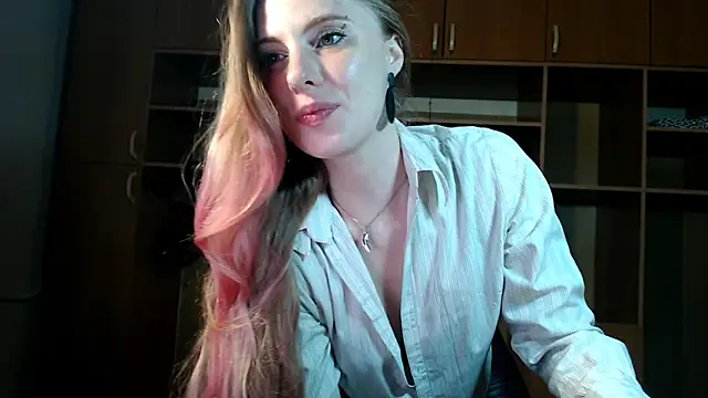 Snapshot of Aqualen chatting on 10/19/25, 11:44 Aqualen online show from 10/19/25, 11:44