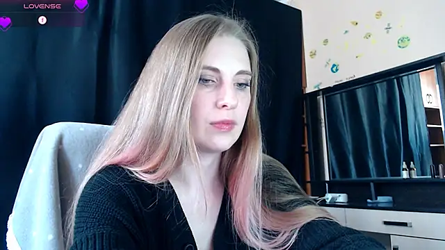 Snapshot of Aqualen chatting on 03/25/26, 10:54 Aqualen online show from 03/25/26, 10:54