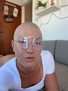 Snapshot of PaulinaSchubert1 chatting on 10/27/25, 01:15 PaulinaSchubert1 online show from 10/27/25, 01:15