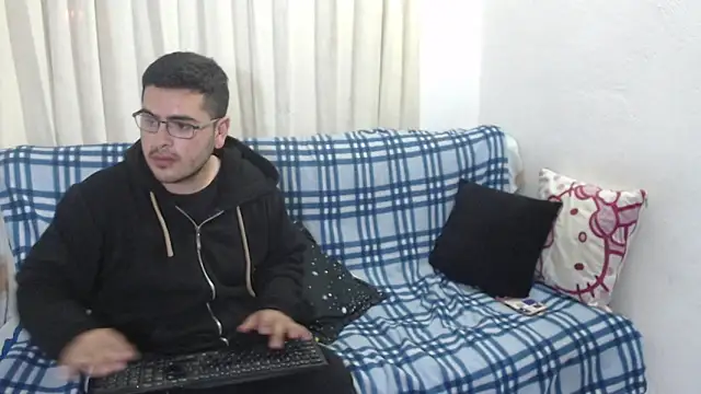 Snapshot of luxury_sex_17 chatting on 01/03/25, 12:33 luxury sex 17 online show from 01/03/25, 12:33
