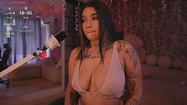 Snapshot of HannahW_ chatting on 10/09/25, 08:29 HannahW online show from 10/09/25, 08:29