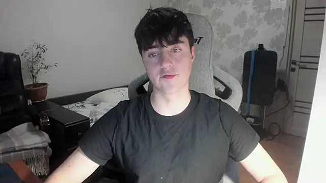 Snapshot of Knuckles17 chatting on 12/18/25, 02:50 Knuckles17 online show from 12/18/25, 02:50