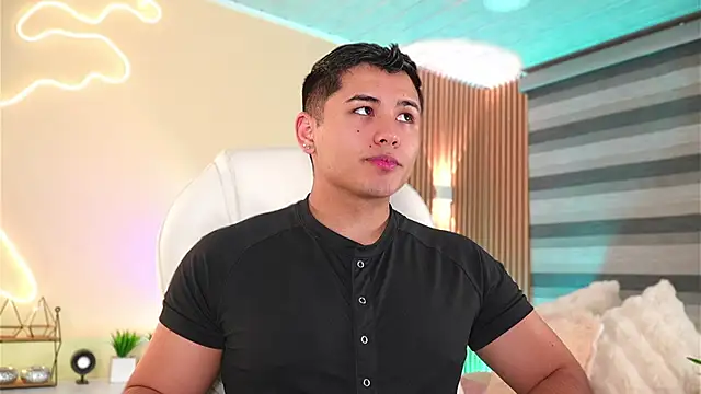 Snapshot of MatiasKorn chatting on 11/16/25, 06:19 MatiasKorn online show from 11/16/25, 06:19