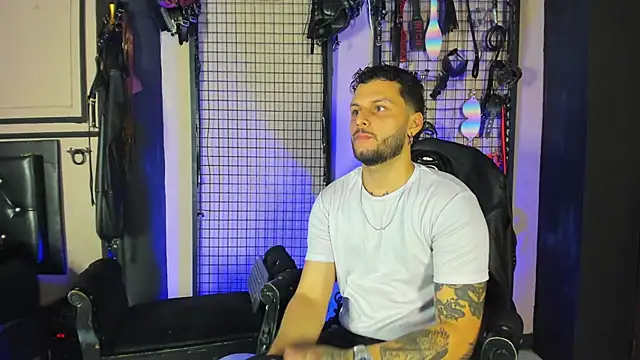 Snapshot of Twisted_Fantasy chatting on 11/17/25, 04:40 Twisted Fantasy online show from 11/17/25, 04:40