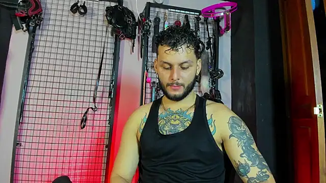 Snapshot of Twisted_Fantasy chatting on 12/14/25, 04:40 Twisted Fantasy online show from 12/14/25, 04:40