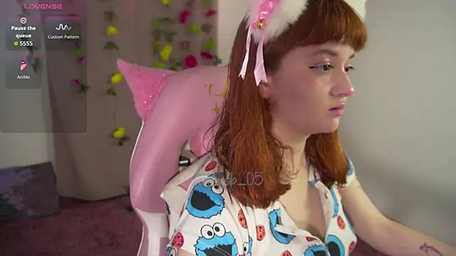 Snapshot of molly_russell chatting on 12/21/25, 07:54 molly russell online show from 12/21/25, 07:54