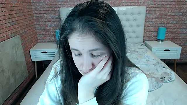 Holliy Cooper online show from 11/28/25, 08:50