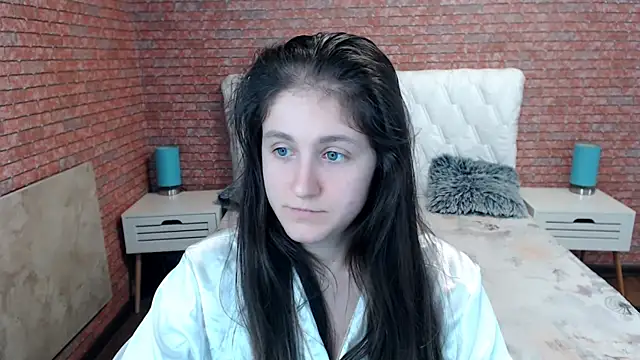 Holliy Cooper online show from 06/05/26, 10:10