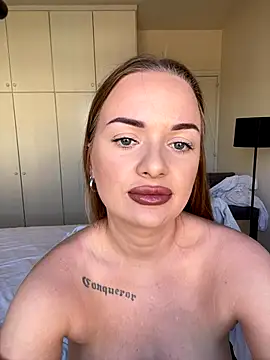 Snapshot of ElenaRebelle chatting on 10/25/25, 07:05 ElenaRebelle online show from 10/25/25, 07:05