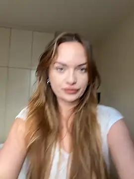 Snapshot of ElenaRebelle chatting on 04/04/26, 04:44 ElenaRebelle online show from 04/04/26, 04:44