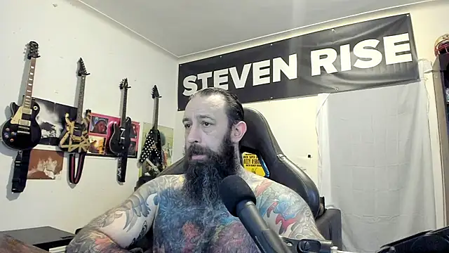 Snapshot of StevenRiseNYC chatting on 11/04/25, 01:32 StevenRiseNYC online show from 11/04/25, 01:32