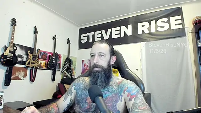Snapshot of StevenRiseNYC chatting on 11/06/25, 01:56 StevenRiseNYC online show from 11/06/25, 01:56