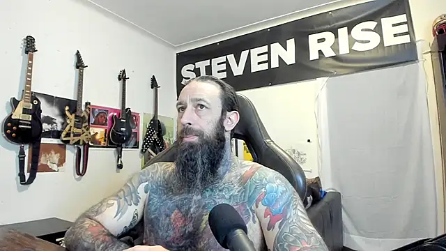 Snapshot of StevenRiseNYC chatting on 12/02/25, 01:39 StevenRiseNYC online show from 12/02/25, 01:39