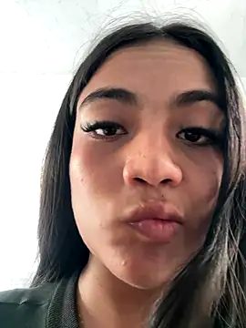 Snapshot of Chiqui_cute chatting on 10/12/25, 03:55 Chiqui cute online show from 10/12/25, 03:55