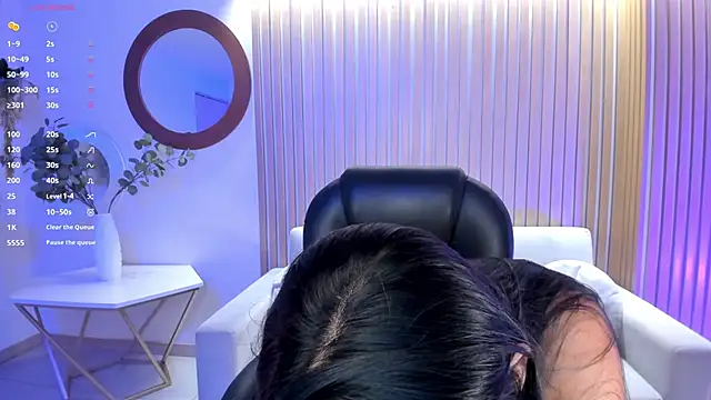 LizzHamilton   online show from 03/09/25, 12:42