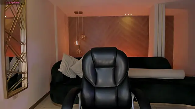 LizzHamilton   online show from 11/28/25, 09:28