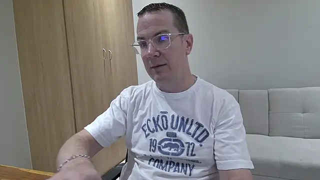 Snapshot of BrettJ81 chatting on 03/26/26, 02:44 BrettJ81 online show from 03/26/26, 02:44