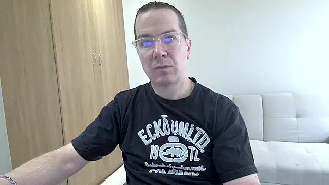 Snapshot of BrettJ81 chatting on 04/03/26, 06:33 BrettJ81 online show from 04/03/26, 06:33