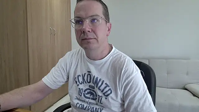 Snapshot of BrettJ81 chatting on 04/11/26, 01:48 BrettJ81 online show from 04/11/26, 01:48