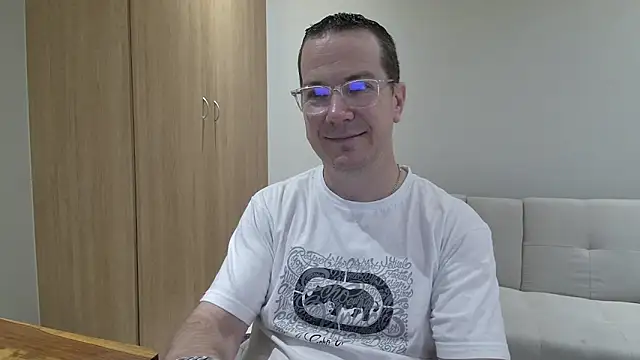 Snapshot of BrettJ81 chatting on 04/17/26, 01:25 BrettJ81 online show from 04/17/26, 01:25