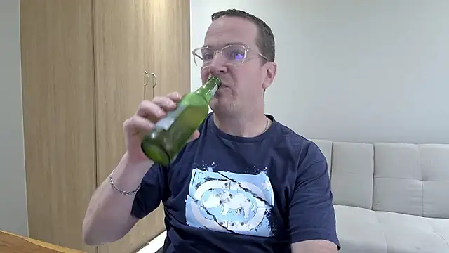 Snapshot of BrettJ81 chatting on 04/20/26, 02:53 BrettJ81 online show from 04/20/26, 02:53