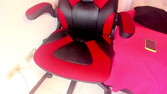 Snapshot of oliver_price1 chatting on 10/22/25, 01:22 oliver price1 online show from 10/22/25, 01:22