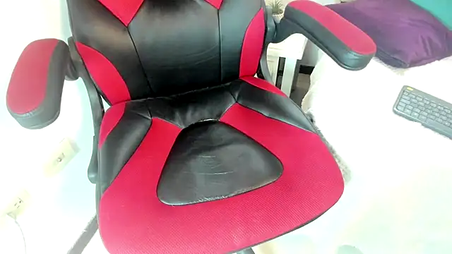 Snapshot of oliver_price1 chatting on 12/02/25, 04:24 oliver price1 online show from 12/02/25, 04:24