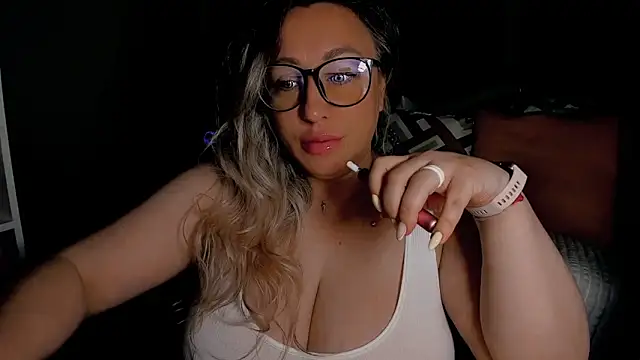 Snapshot of CumOnMy_Tits chatting on 06/15/26, 01:19 CumOnMy Tits online show from 06/15/26, 01:19