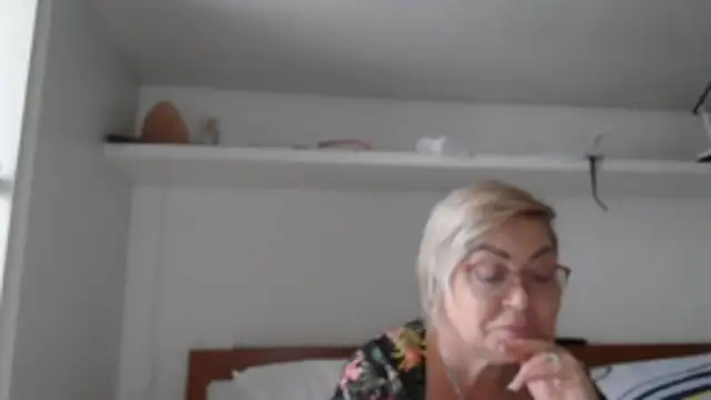 Snapshot of LindaL chatting on 11/05/25, 12:16 LindaL online show from 11/05/25, 12:16