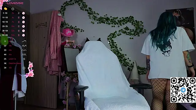 Snapshot of Silvia_Santorskii chatting on 11/24/25, 08:47 Silvia Santorskii online show from 11/24/25, 08:47